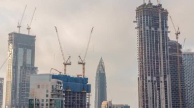 Vinçler yeni gökdelen zaman diliminin modern soyutlama sahasında çalışıyorlar