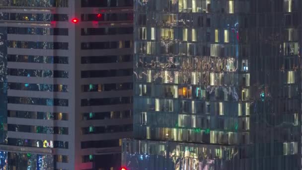 Jendela di gedung bertingkat tinggi eksterior di akhir malam dengan lampu interior di tiLapse — Stok Video