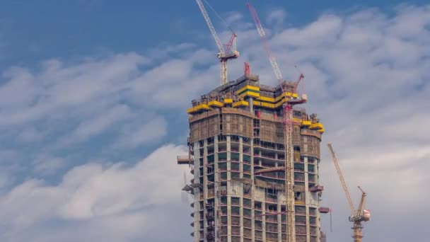 Grues travaillant sur des travaux modernes de chantier de construction de nouveaux gratte-ciel timelapse — Video