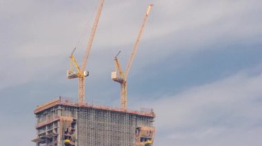 Vinçler yeni gökdelen zaman diliminin modern soyutlama sahasında çalışıyorlar