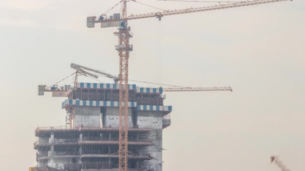 Guindastes trabalhando em obras modernas de construção de novos arranha-céus timelapse — Vídeo de Stock