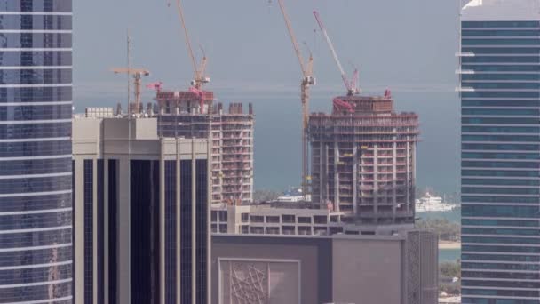 Gru che lavorano a lavori di cantiere di vincolo moderni di nuovo timelapse di grattacielo — Video Stock