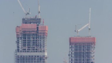 Vinçler yeni gökdelenlerin zaman çizelgelerinin modern soyutlama sahasında çalışıyorlar