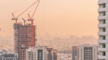 Vinçler yeni gökdelen zaman diliminin modern soyutlama sahasında çalışıyorlar