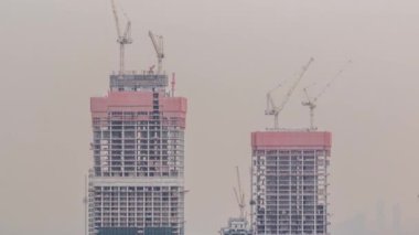 Vinçler yeni gökdelenlerin zaman çizelgelerinin modern soyutlama sahasında çalışıyorlar