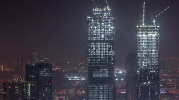 Grúas trabajando por la noche en obras modernas del sitio de restricción del nuevo rascacielos timelapse — Vídeo de stock