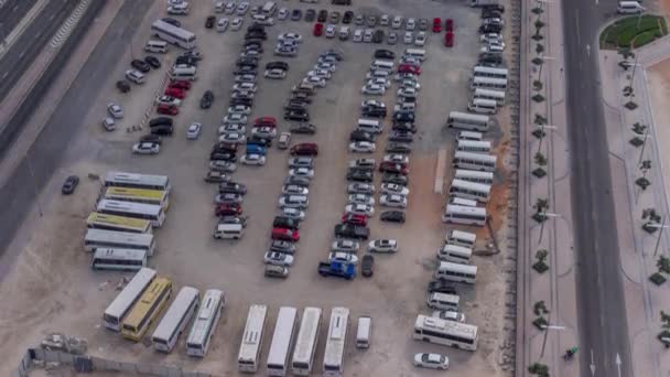 Grand parking dans le centre-ville bondé par de nombreuses voitures et bus timelapse vue aérienne. — Video