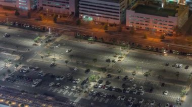 Alışveriş merkezinin yakınındaki büyük otopark çok sayıda araba tarafından dolduruldu.