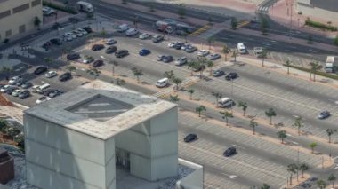 Alışveriş merkezinin yakınındaki büyük otopark çok sayıda araba tarafından dolduruldu.