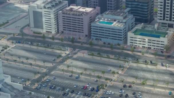 Grande estacionamento perto do shopping lotado por muitos carros timelapse vista aérea — Vídeo de Stock