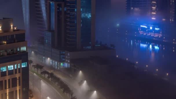 Gli edifici sono ricoperti da uno spesso strato di nebbia nel timelapse notturno di Business Bay. — Video Stock