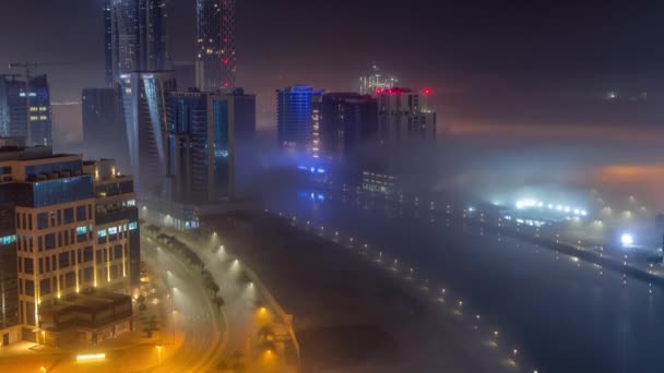 商业湾的建筑物在夜间被浓雾覆盖. — 图库视频影像
