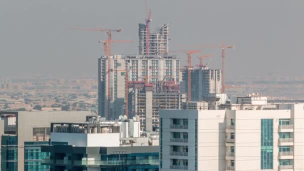 Jeřábi, kteří pracují na moderních staveništích nových věží — Stock video