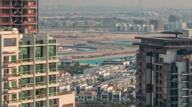 İş Körfezi, Dubai, Birleşik Arap Emirlikleri 'nde kuleleri olan lüks evler ve villalar..