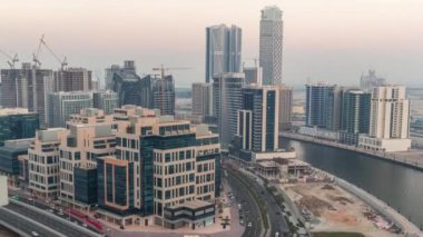 Körfez Meydanı 'ndan gece saatine karışık kullanım ve Dubai' deki Business Bay 'de bulunan düşük katlı kompleks ofis binalarıyla.