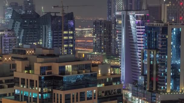 位于迪拜商务湾的海湾广场区，有混合用途的低层复杂办公大楼，夜间经过 — 图库视频影像