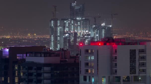 Dźwigi pracujące na nowoczesnym placu budowy nowych wież timelapse nocy — Wideo stockowe