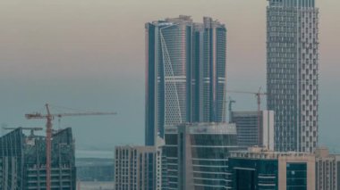 Business Bay hava sahasındaki gökdelenler Dubai, Birleşik Arap Emirlikleri 'ndeki gece ve gündüz saatleri.