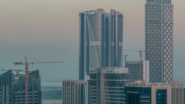 Skyskrapor på Business Bay antenn dag till natt timelapse i Dubai, Förenade Arabemiraten — Stockvideo