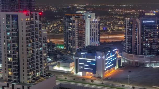 Mrakodrapy na letecké noci Business Bay v Dubaji, Spojené arabské emiráty — Stock video