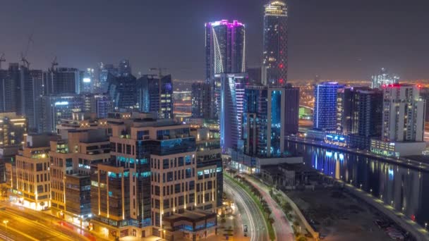 Dubai, Birleşik Arap Emirlikleri 'ndeki Business Bay hava sahasındaki gökdelenler tüm gece boyunca... — Stok video