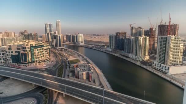位于阿拉伯联合酋长国迪拜的商务湾航机上的摩天大楼 — 图库视频影像