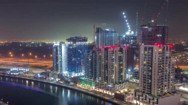 Dubai, Birleşik Arap Emirlikleri 'ndeki Business Bay hava sahasında gece boyu kuleler.