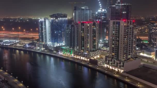 阿拉伯联合酋长国迪拜商务湾航机夜间经过的塔楼 — 图库视频影像