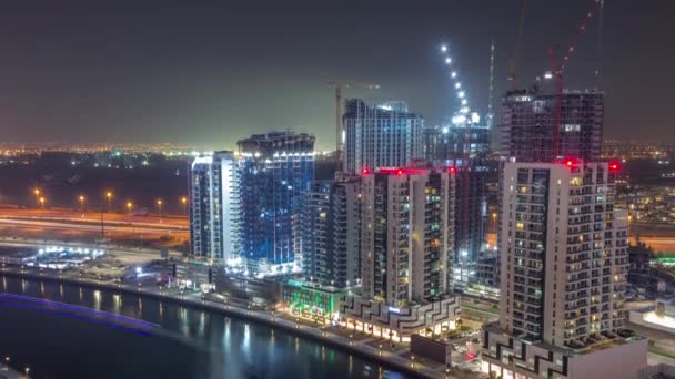 Πύργοι στην κεραία Business Bay όλη τη νύχτα timelapse στο Ντουμπάι, Ηνωμένα Αραβικά Εμιράτα — Αρχείο Βίντεο
