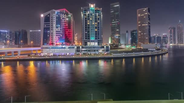 Arquitectura moderna de la ciudad en el distrito de Business Bay. Vista panorámica de Dubais rascacielos noche timelapse — Vídeos de Stock