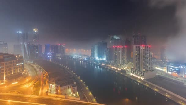 Gündoğumundan önce Business Bay bölgesinde modern şehir mimarisi. Tüm gece boyunca Dubais gökdelenlerinin panoramik görüntüsü — Stok video