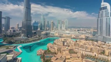 Dubai şehir merkezinden yükselen gökdelenler, alışveriş merkezleri ve çeşmeler modern binalarla çevrili.