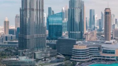 Dubai şehir merkezinden yükselen gökdelenler, alışveriş merkezleri ve çeşmeler modern binalarla çevrili.