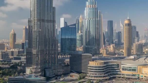 Grattacieli che si innalzano sopra Dubai timelapse centro, centro commerciale e fontana circondato da edifici moderni vista aerea dall'alto — Video Stock