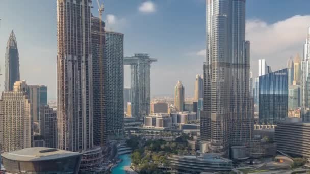 Dubai şehir merkezinden yükselen gökdelenler, alışveriş merkezleri ve çeşmeler modern binalarla çevrili. — Stok video