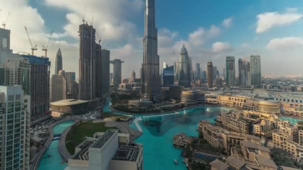 Ουρανοξύστες που υψώνονται πάνω από το κέντρο του Ντουμπάι timelapse, εμπορικό κέντρο και σιντριβάνι που περιβάλλεται από σύγχρονα κτίρια κεραία άποψη — Αρχείο Βίντεο