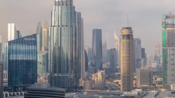 摩天大楼耸立在迪拜市中心的上空，购物中心和喷泉被现代建筑的空中俯瞰着 — 图库视频影像