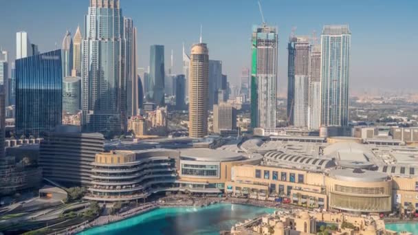 Wolkenkratzer über Dubai Downtown Zeitraffer, Mall und Brunnen umgeben von modernen Gebäuden Luftaufnahme — Stockvideo