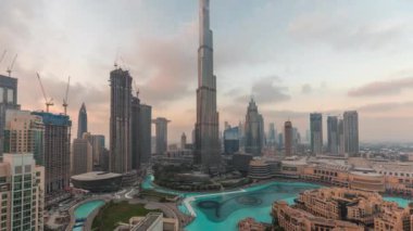 Dubai şehir merkezinden gece saatine yükselen gökdelenler modern binaların gökyüzü manzarasıyla çevrili.