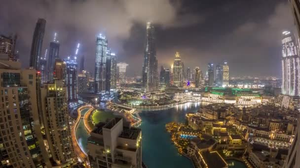 Wolkenkrabbers stijgen boven Dubai centrum nacht timelapse omgeven door moderne gebouwen bovenaanzicht — Stockvideo