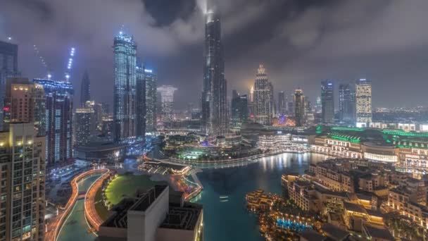 Pencakar langit naik di atas Dubai pusat kota malam pasang surut dikelilingi oleh bangunan modern pemandangan atas udara — Stok Video