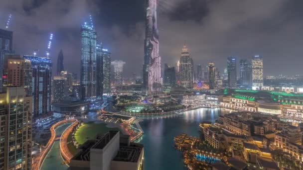 Wolkenkratzer über Dubai Downtown Zeitraffer umgeben von modernen Gebäuden Luftaufnahme — Stockvideo