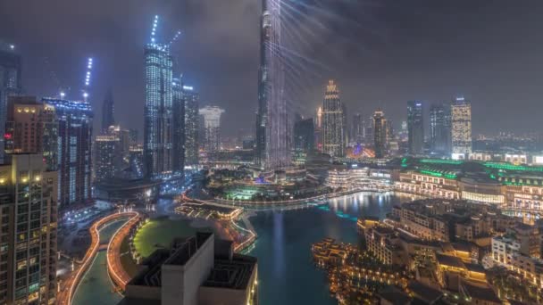 Wolkenkrabbers stijgen boven Dubai centrum de hele nacht timelapse omgeven door moderne gebouwen bovenaanzicht — Stockvideo