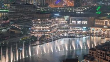Dubai Fıskiyesi 'nin gece uçuşu zamanı. Müzikal çeşme, şehir merkezindeki yapay bir gölde.