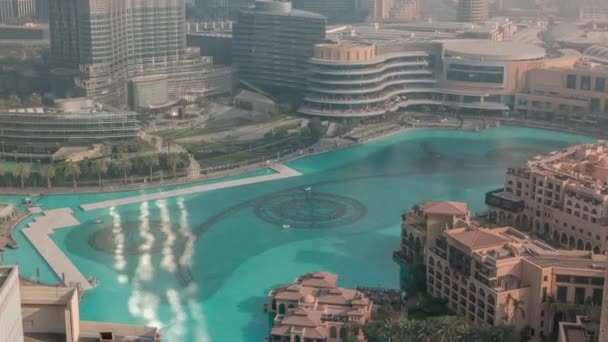 Dubai Fountain im Zeitraffer. Musikalischer Brunnen in einem künstlichen See in der Innenstadt — Stockvideo