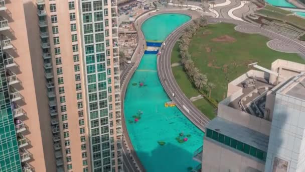 Dubai fontän med park antenn timelapse. Musikfontän, belägen i en konstgjord sjö i centrum — Stockvideo