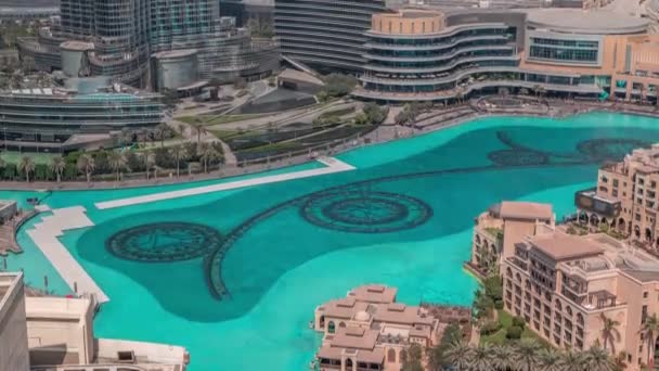 Dubai Fountain timelapse aerea. Fontana musicale, situata in un lago artificiale in centro — Video Stock