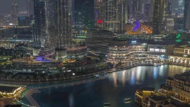 Dubai Fountain luchtfoto nachtelijke tijdspanne. Muzikale fontein, gelegen in een kunstmatig meer in het centrum — Stockvideo