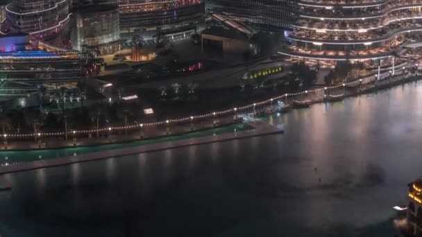 Dubai Fuente de la noche aérea timelapse. Fuente musical, ubicada en un lago artificial en el centro — Vídeos de Stock