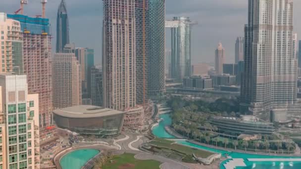 Dubai Operası şehir merkezinde ve Dubai zaman çizelgesinde gökdelenlerle çevrili. — Stok video